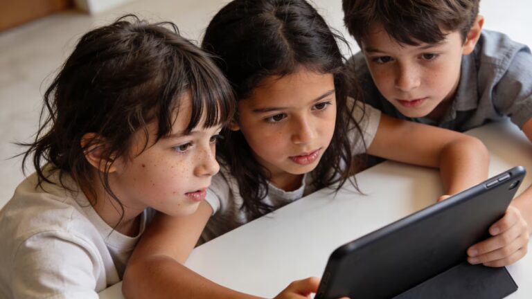 La educación digital ayuda a prevenir riesgos para la salud mental infantil, según la ONU